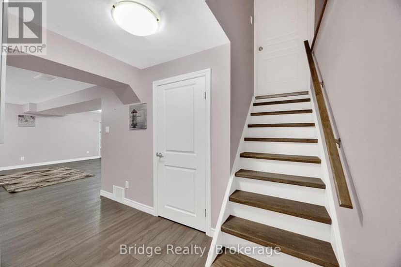 880 Frontenac Crescent — photo 40 of 40