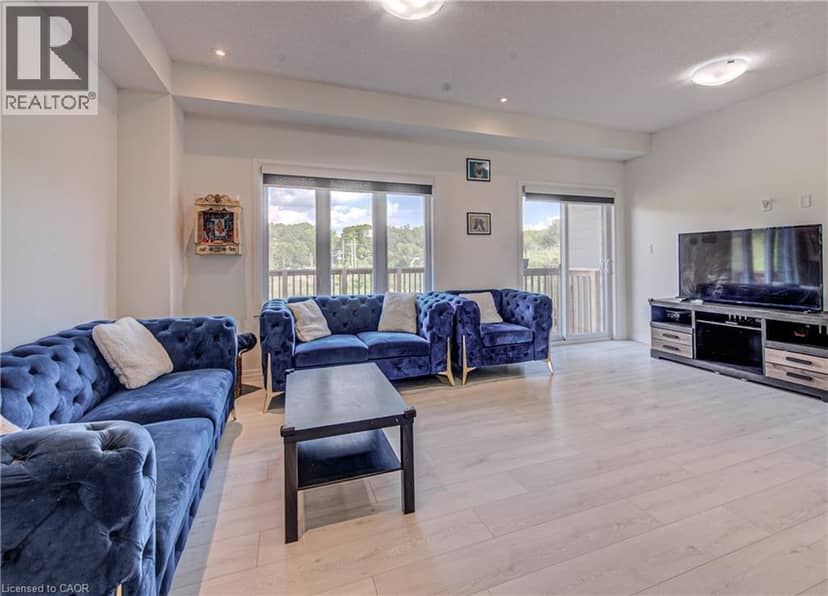 9 QUEENSBROOK Crescent — photo 12 of 36