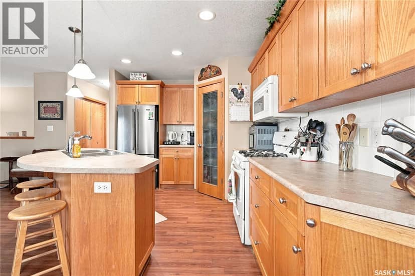 4920 Dewdney Avenue — photo 11 of 40