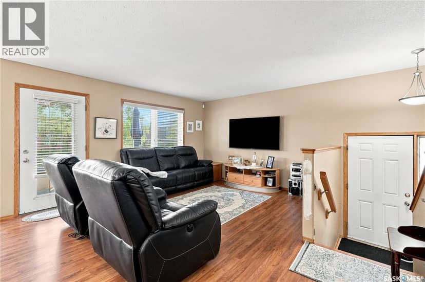 4920 Dewdney Avenue — photo 4 of 40