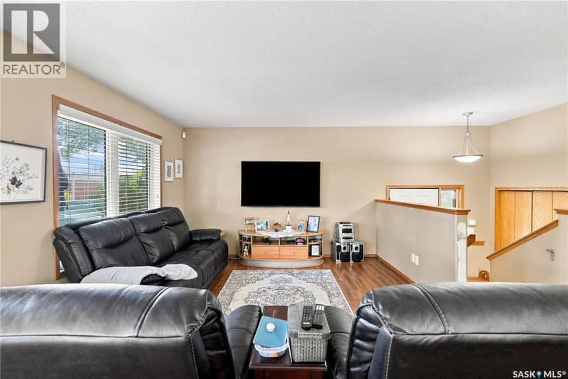 4920 Dewdney Avenue — photo 5 of 40