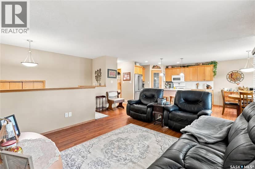 4920 Dewdney Avenue — photo 7 of 40