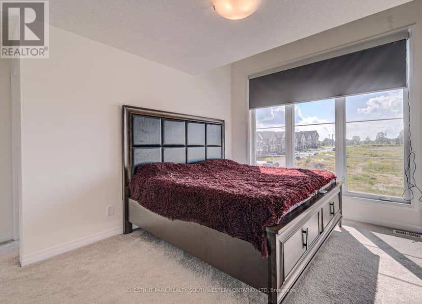 9 Queensbrook Crescent — photo 10 of 27