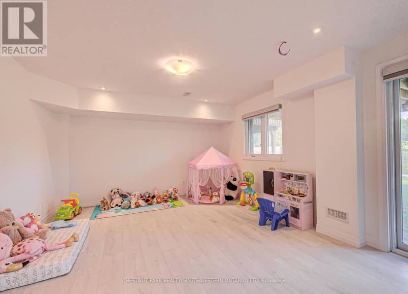 9 Queensbrook Crescent — photo 18 of 27
