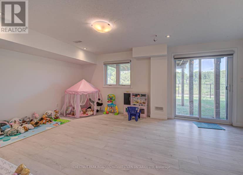 9 Queensbrook Crescent — photo 19 of 27