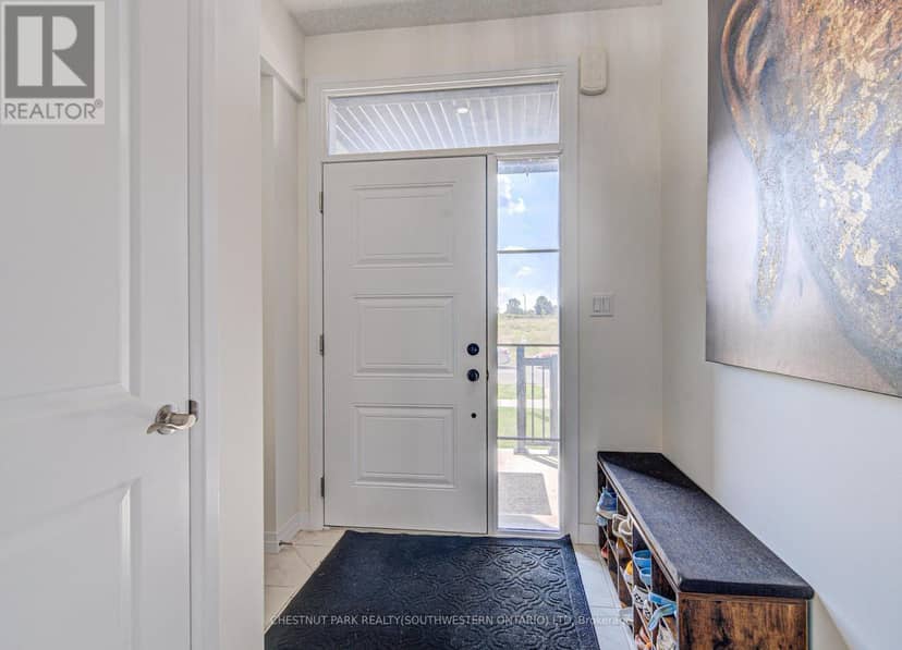 9 Queensbrook Crescent — photo 3 of 27