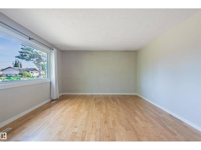 5207 103 AV NW — photo 10 of 40