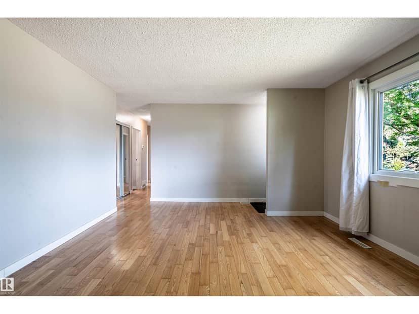 5207 103 AV NW — photo 14 of 40