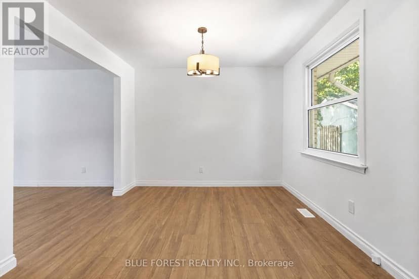 59 Scotchpine Crescent — photo 10 of 31