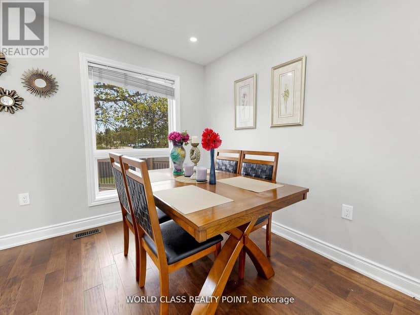 1638 Norwill Crescent — photo 8 of 40