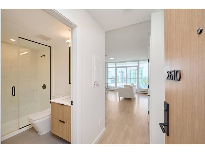 2610 13685 102 AVENUE, Surrey, photo 2