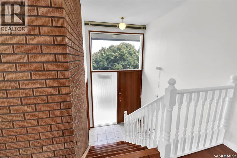 2113 Spadina CRESCENT E — photo 6 of 40