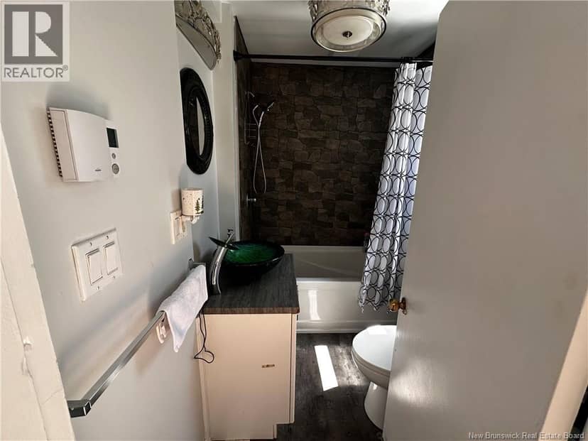 150-152 Dumaresq Street — photo 9 of 28