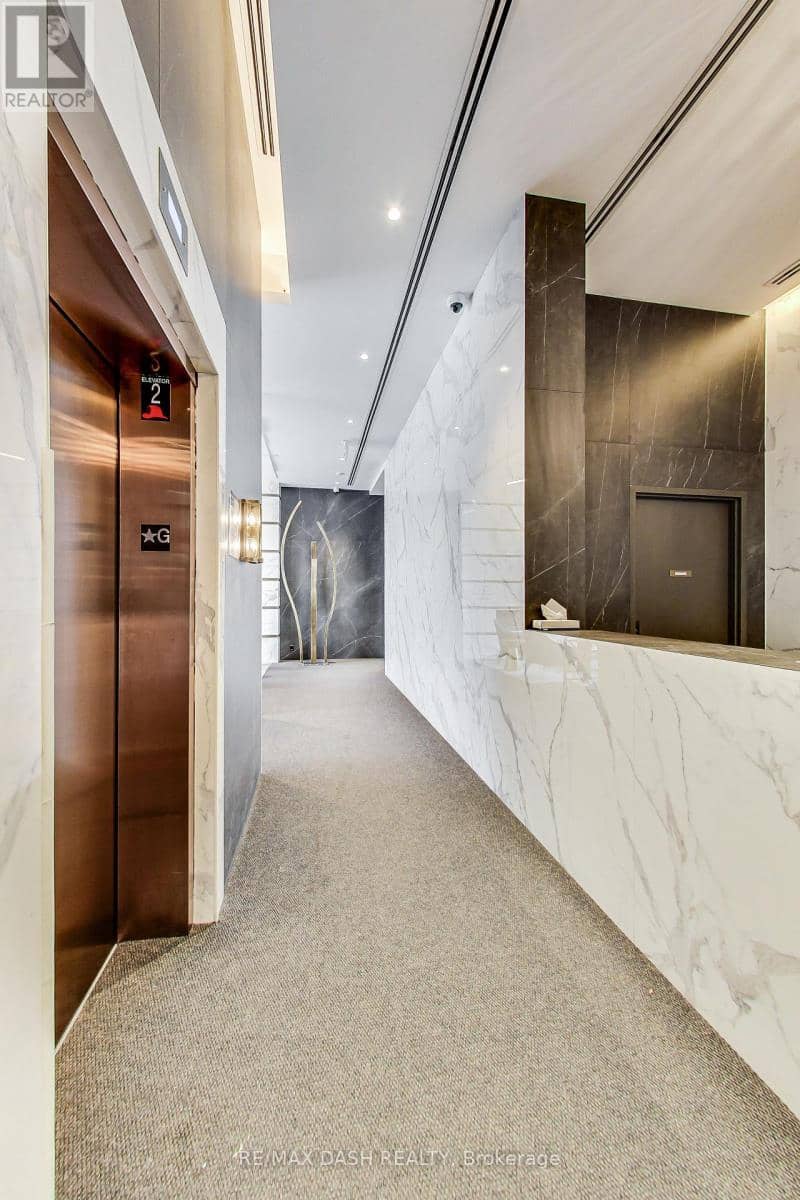 501 - 151 Avenue Road — photo 5 of 26