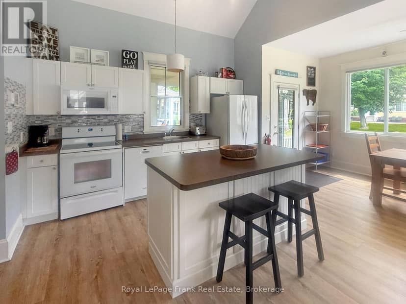 219 - 11 Hollow Lane — photo 11 of 40