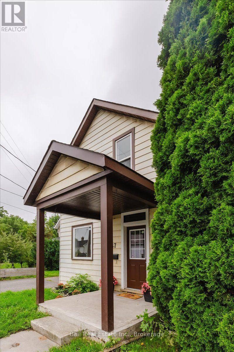 47 Park Street S, Peterborough, photo 2