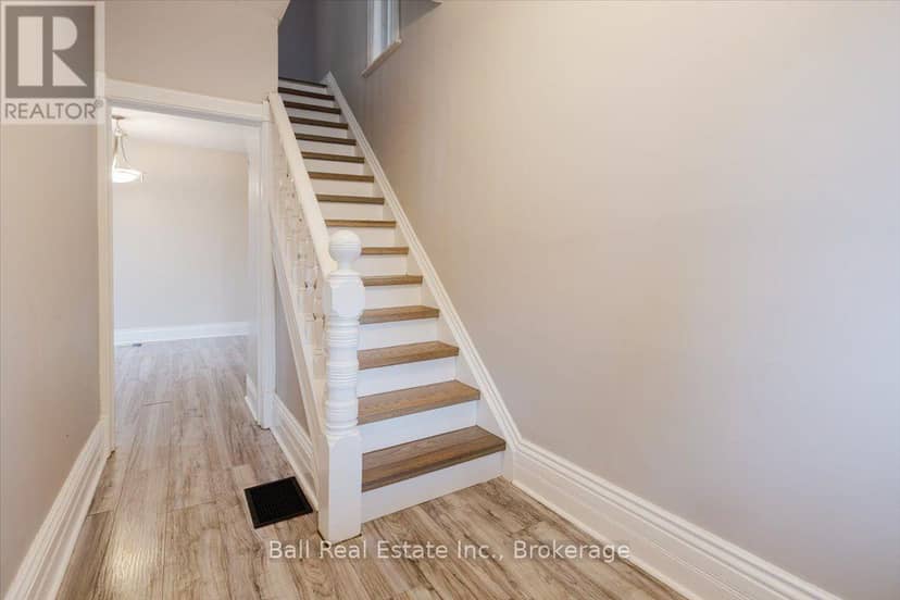 47 Park Street S, Peterborough, photo 3