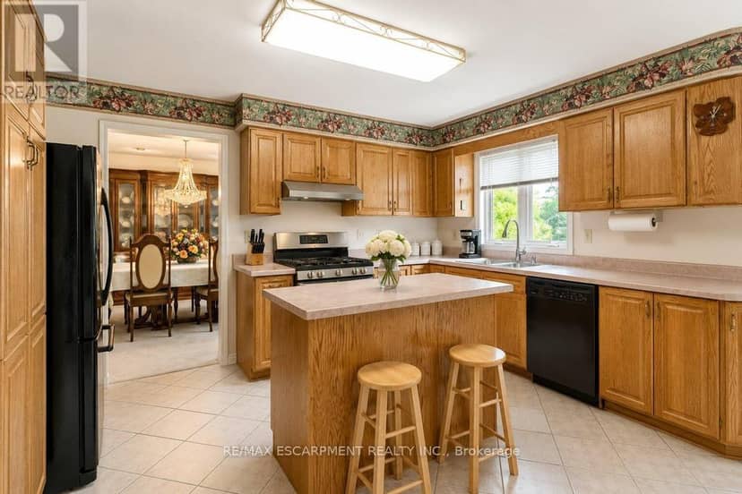 33 Maryvale Avenue — photo 10 of 34