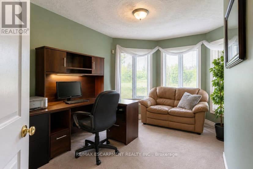 33 Maryvale Avenue — photo 13 of 34