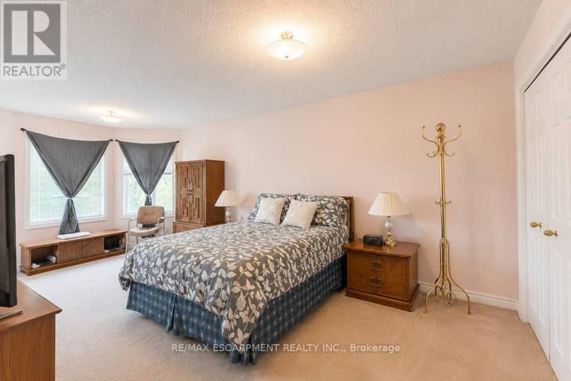 33 Maryvale Avenue — photo 15 of 34