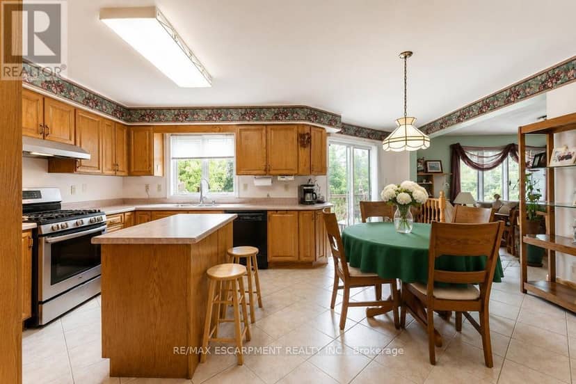 33 Maryvale Avenue — photo 9 of 34