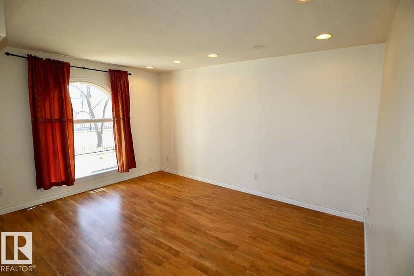 4932 48 ST — photo 18 of 40