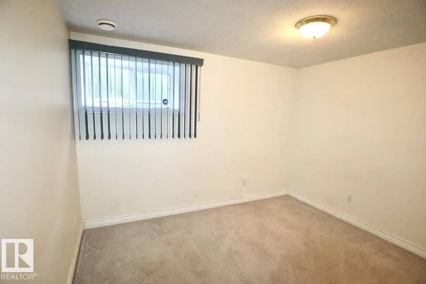 4932 48 ST — photo 20 of 40