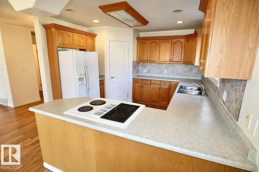 4932 48 ST — photo 37 of 40