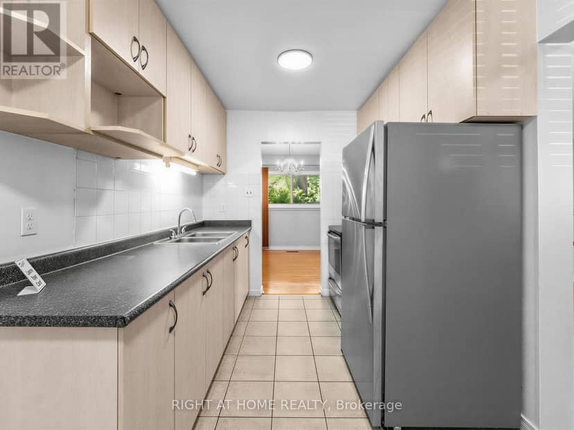 10 - 10 Fleetwood Crescent — photo 14 of 33