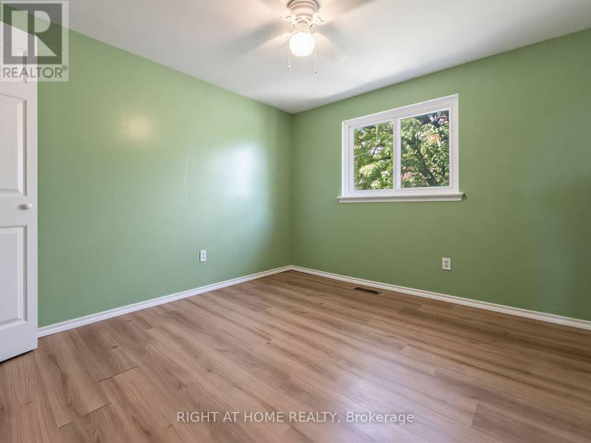 10 - 10 Fleetwood Crescent — photo 21 of 33