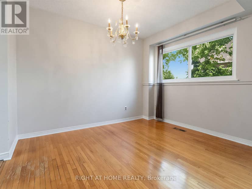 10 - 10 Fleetwood Crescent — photo 11 of 33
