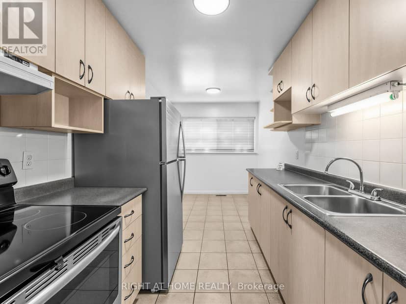 10 - 10 Fleetwood Crescent — photo 13 of 33