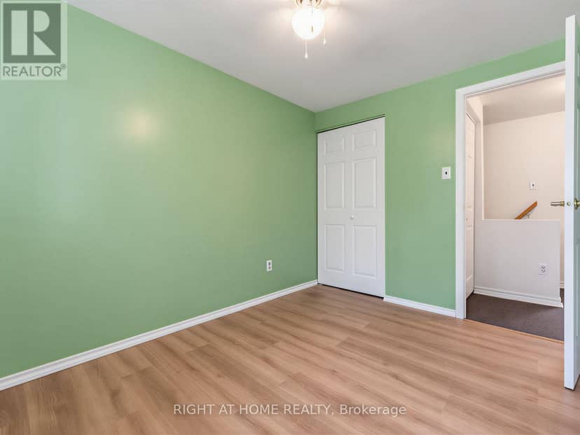 10 - 10 Fleetwood Crescent — photo 24 of 33