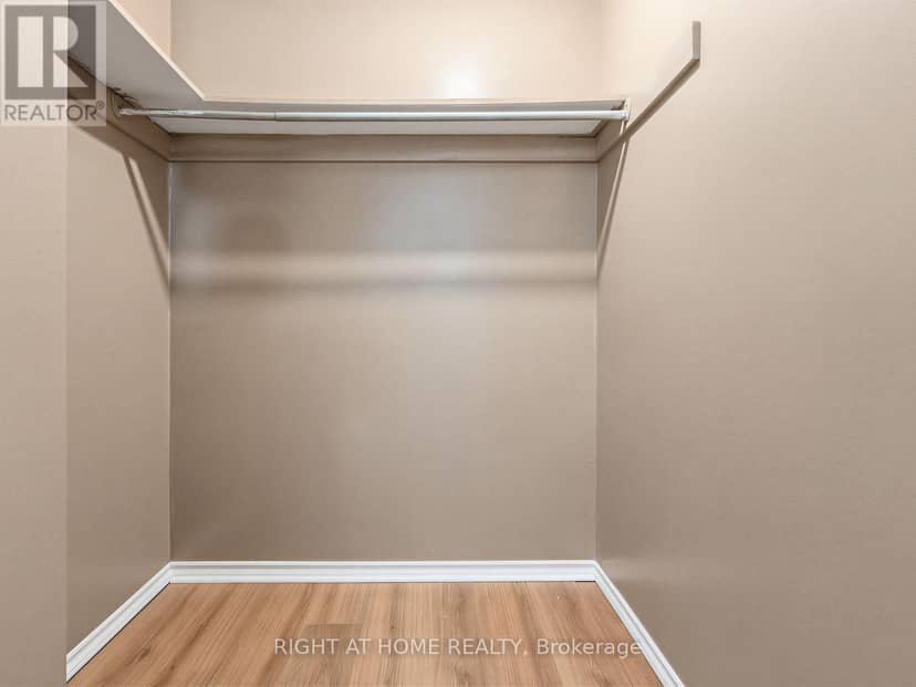 10 - 10 Fleetwood Crescent — photo 20 of 33