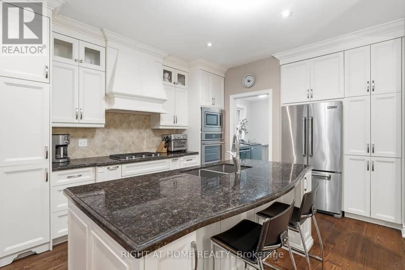 2121 Pinevalley Crescent — photo 14 of 40