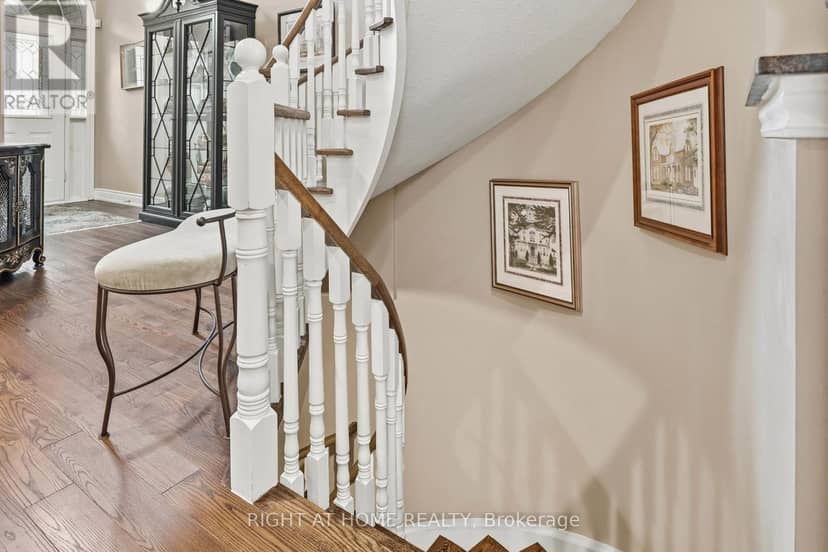 2121 Pinevalley Crescent — photo 18 of 40