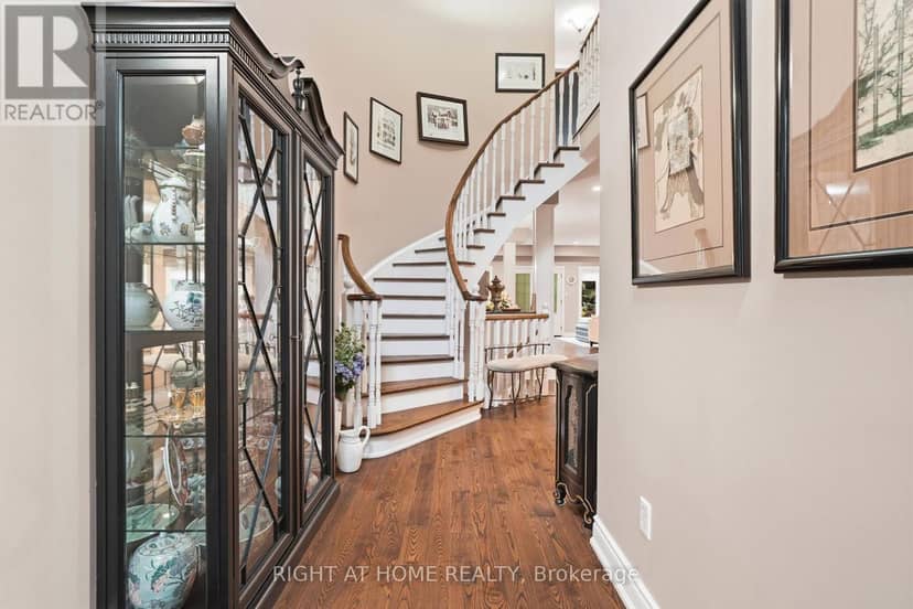 2121 Pinevalley Crescent, Oakville, photo 4