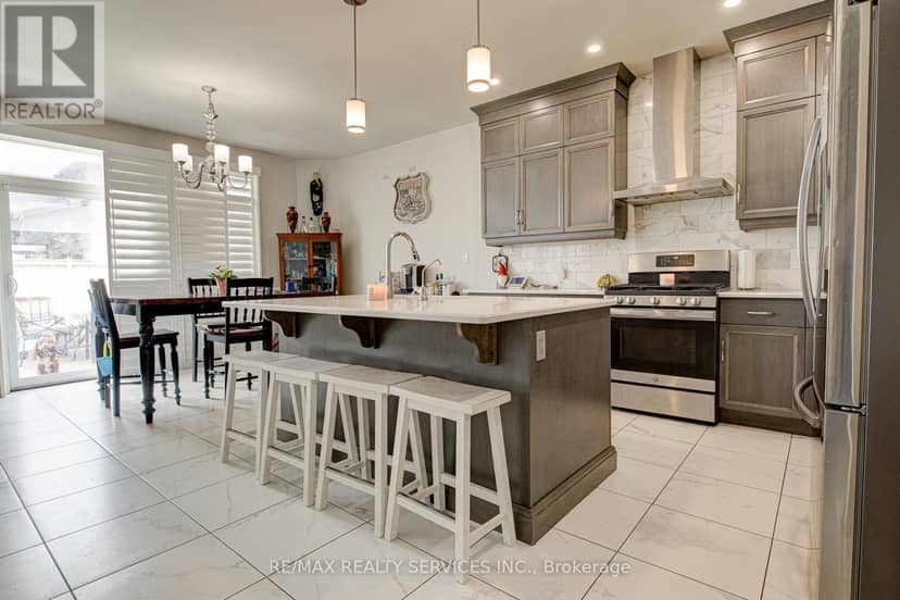 240 Tamarack Blvd Boulevard — photo 5 of 35