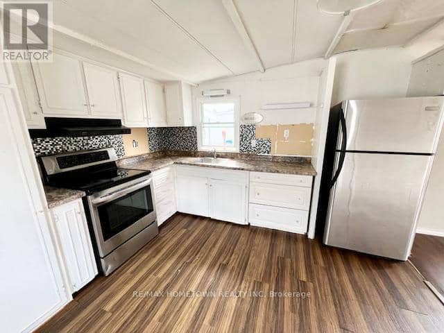 3 - 1871 Oxford Avenue — photo 13 of 15