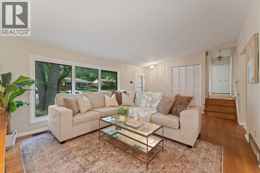 4339 Ashfield Crescent — photo 5 of 26