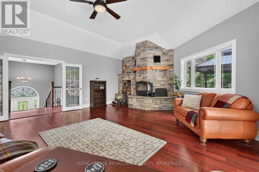 27 Collins Drive — photo 7 of 40
