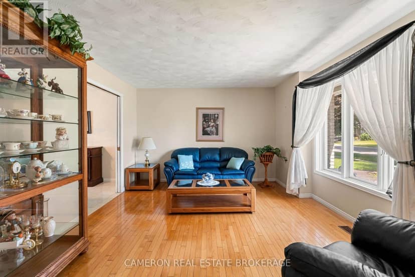 368 Angela Crescent — photo 7 of 40