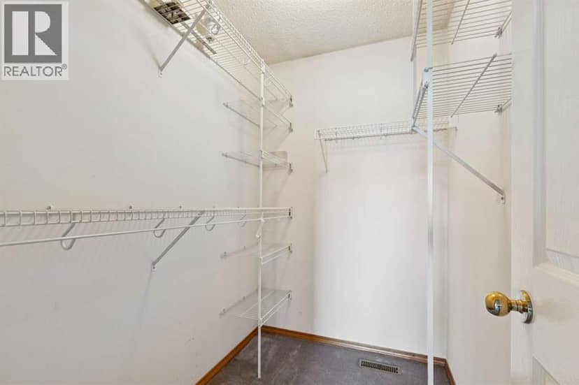 341 Coral Keys Villas NE — photo 17 of 34