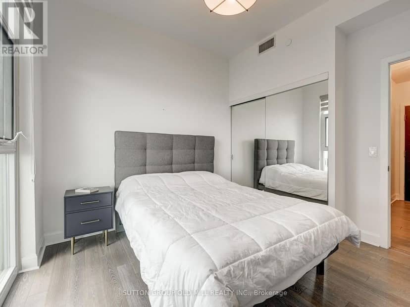 LPH3704 - 33 Shorebreeze Drive — photo 18 of 28