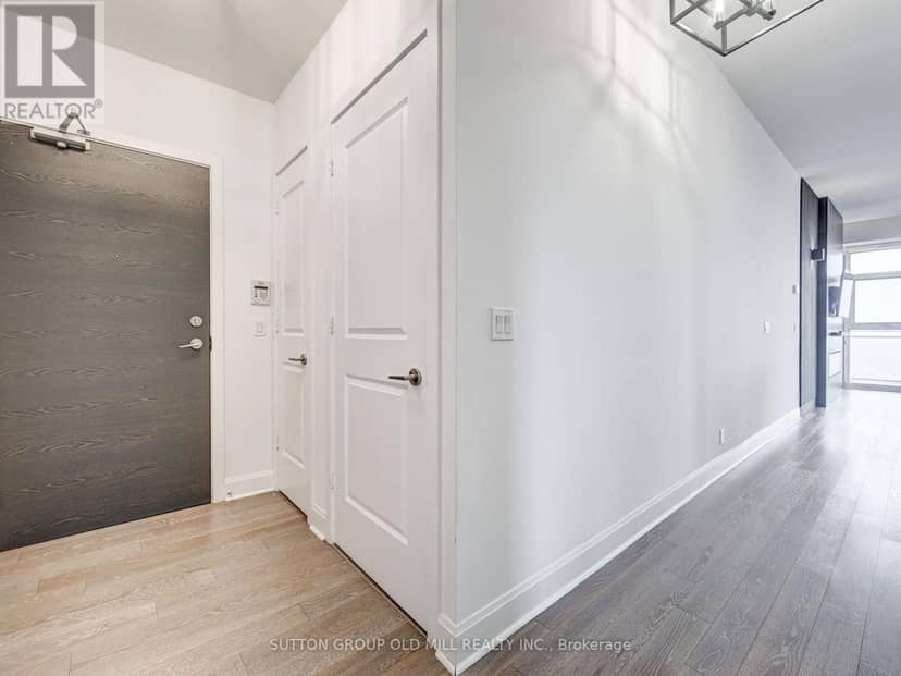 LPH3704 - 33 Shorebreeze Drive — photo 3 of 28