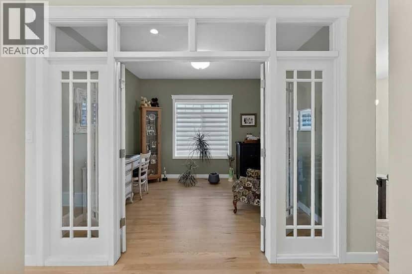 509 Sunridge Crescent W — photo 18 of 40