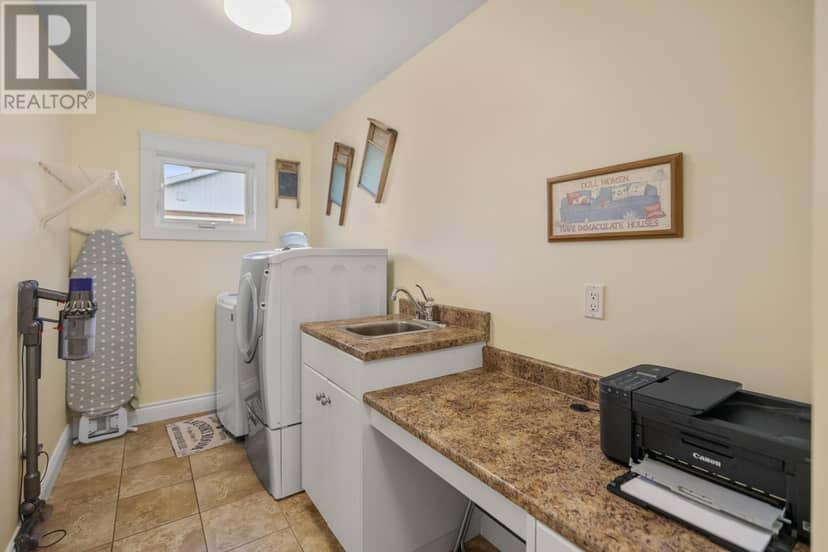 18 Newland Crescent — photo 16 of 40