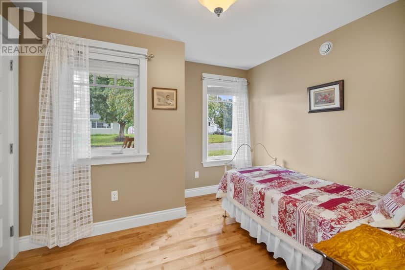 18 Newland Crescent — photo 19 of 40