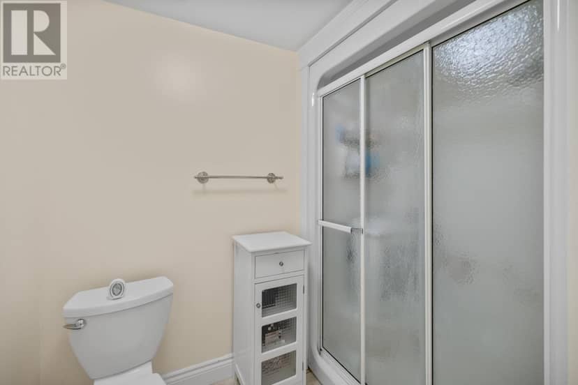 18 Newland Crescent — photo 28 of 40