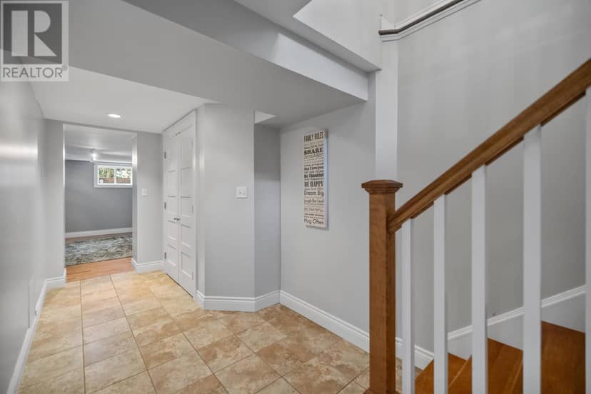 18 Newland Crescent — photo 32 of 40